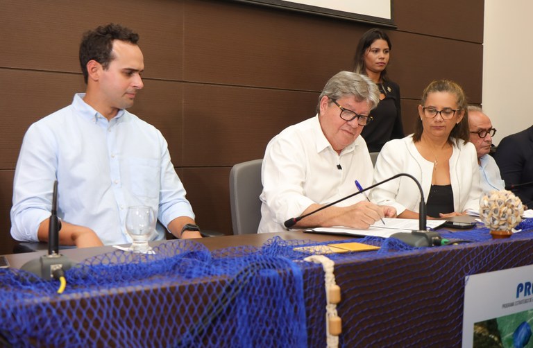 João Azevêdo formaliza parceria com IFPB para restauração ecológica dos corais e promoção do turismo sustentável