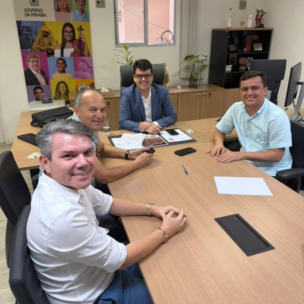 Prefeito de Cacimbas articula demandas na Saúde em audiência na Capital