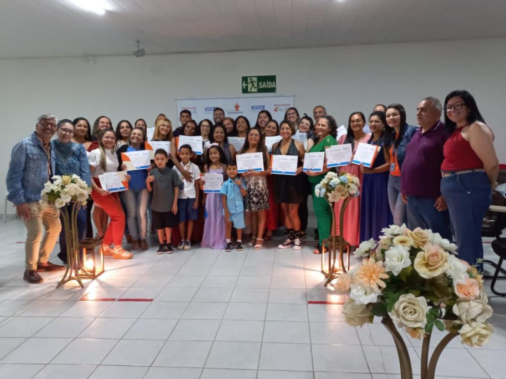SENAI PB, Instituto Alpargatas e PMCG entregam certificados do curso costureiro Industrial de Vestuário para mães atípicas durante Desfile Inclusivo