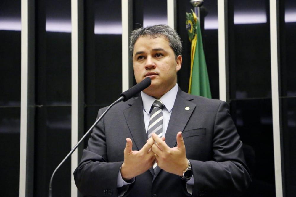 Efraim sobre aumento da gasolina: “Sai governo, entra governo, e a vida real do cidadão continua a sofrer”