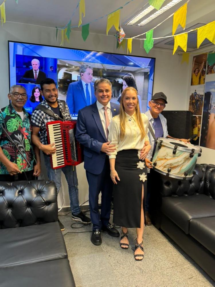 Efraim leva clima junino da Paraíba ao Senado
