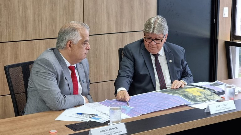 João Azevêdo formaliza ao ministro dos Aeroportos a viabilização do voo para Cajazeiras