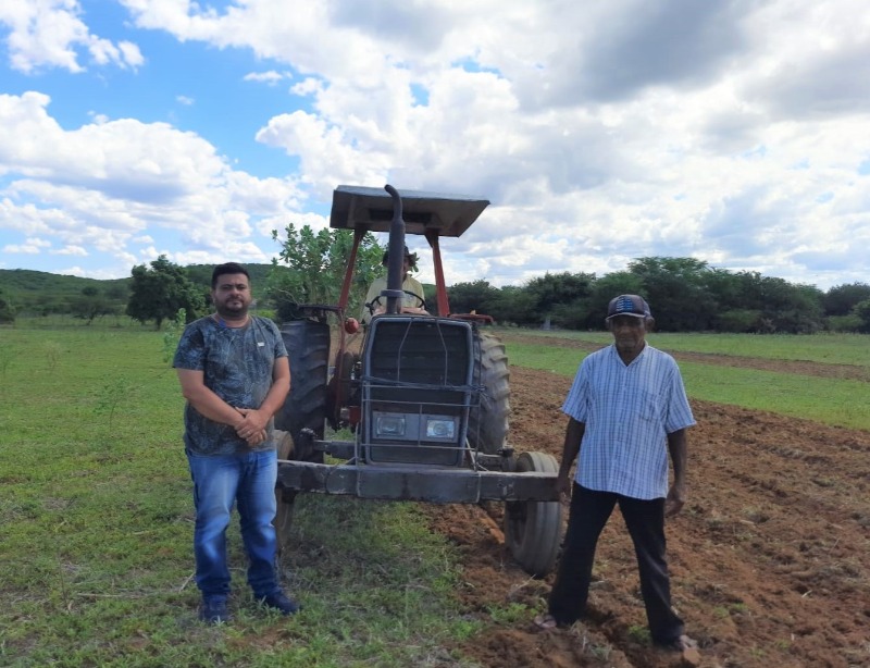 Prefeitura de Quixaba inicia cortes de terras no município