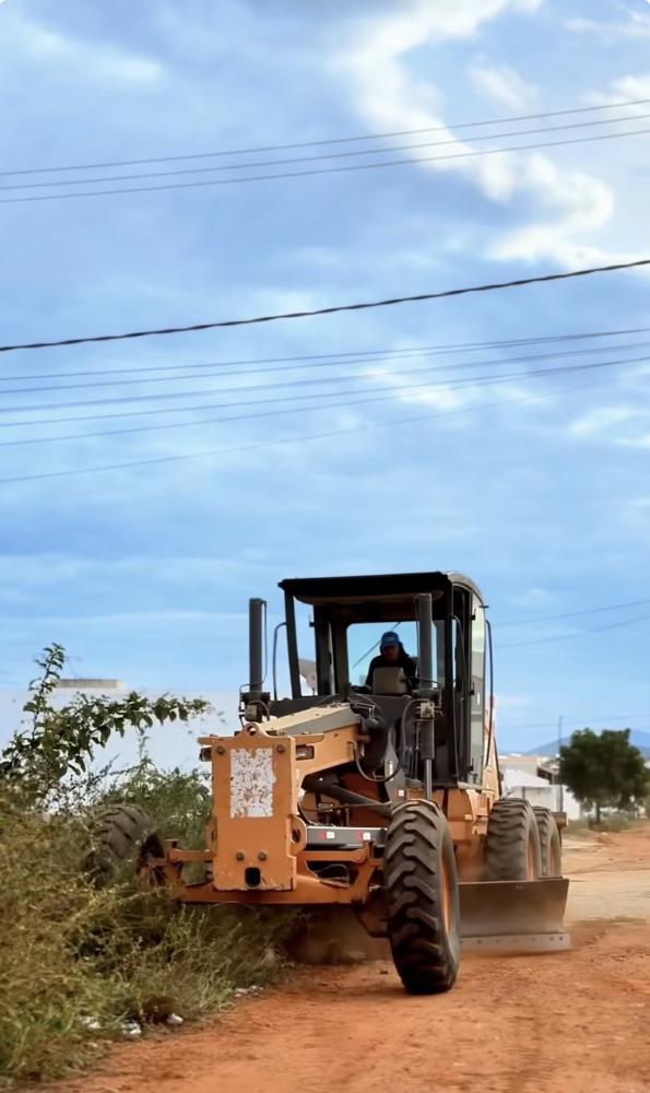 Prefeitura de Monteiro intensifica serviços de patrolamento e melhora mobilidade no bairro Alto da Serra