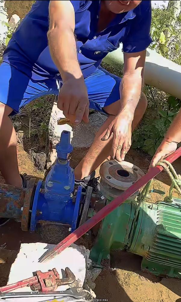 Prefeitura de Barra de Santa Rosa acompanha instalação de bomba flutuante no Açude Poleiros para reforçar abastecimento de água