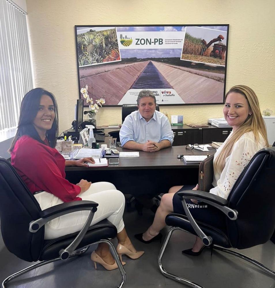 Prefeita de Bom Jesus se reúne com figuras da gestão pública para investimentos no município 