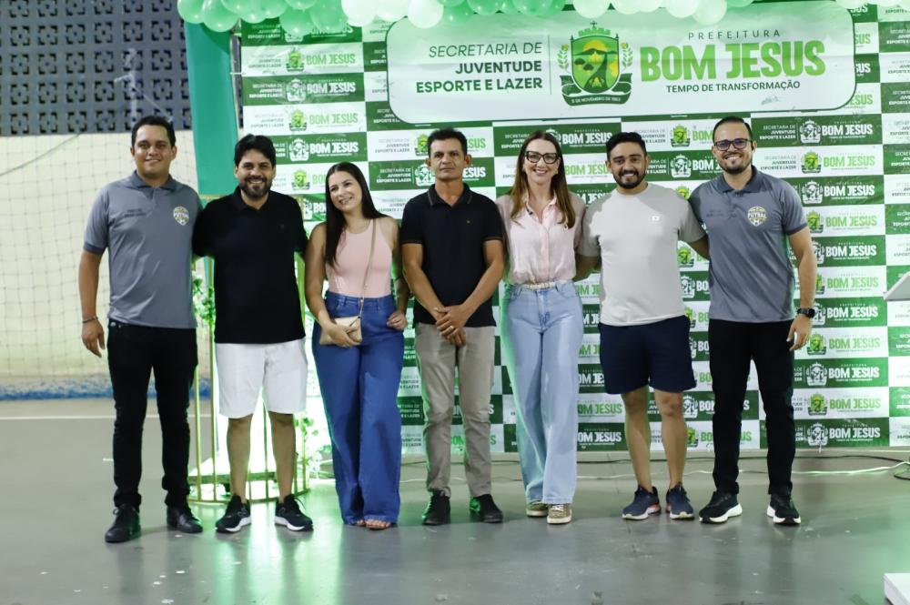Iniciativa: aulas de vôlei e abertura do 2º campeonato município de futsal, movimentam o esporte, em Bom Jesus