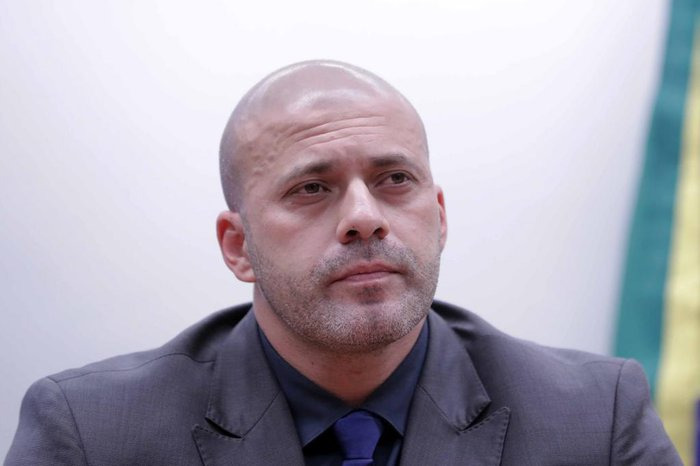 Um dia após ficar sem mandato, ex-deputado Daniel Silveira é preso