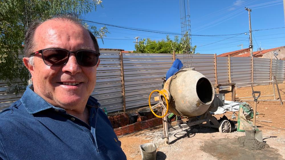 Prefeito Ceninha Lucena acompanha obras do futuro Centro do Autista de Bonito de Santa Fé