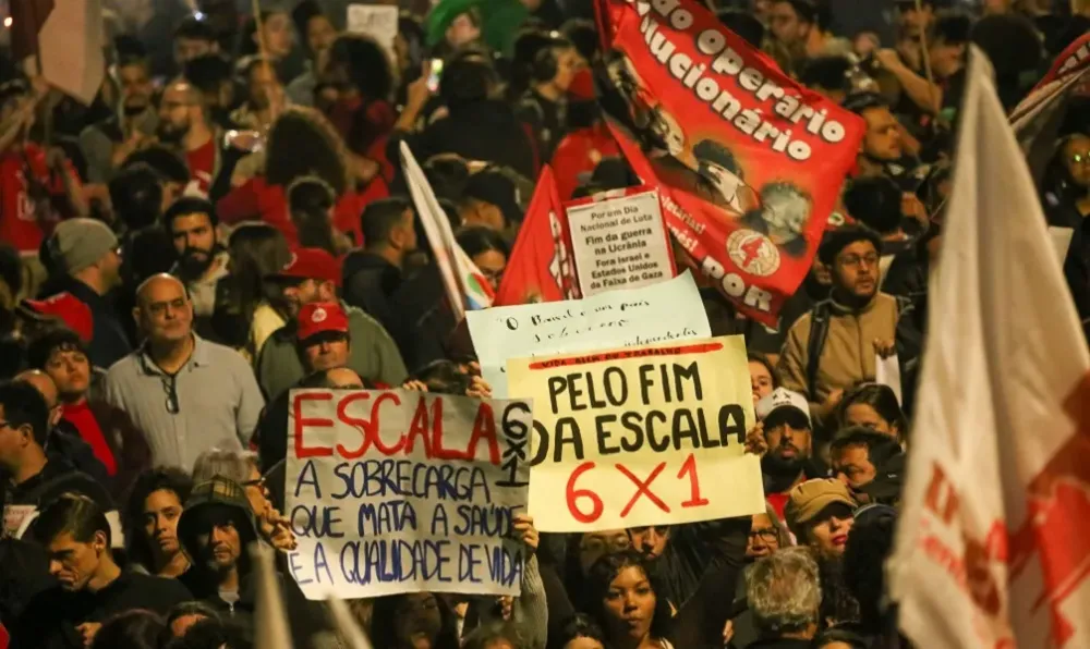 Fim da escala 6x1 avança na CCJ, mas oposição impede votação imediata no Senado