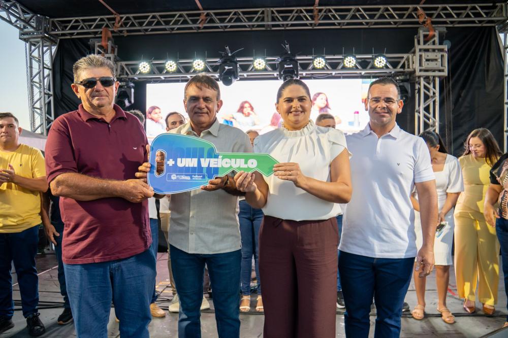 Frei Martinho realiza Feirinha da Mulher Empreendedora e entrega quatro veículos à população