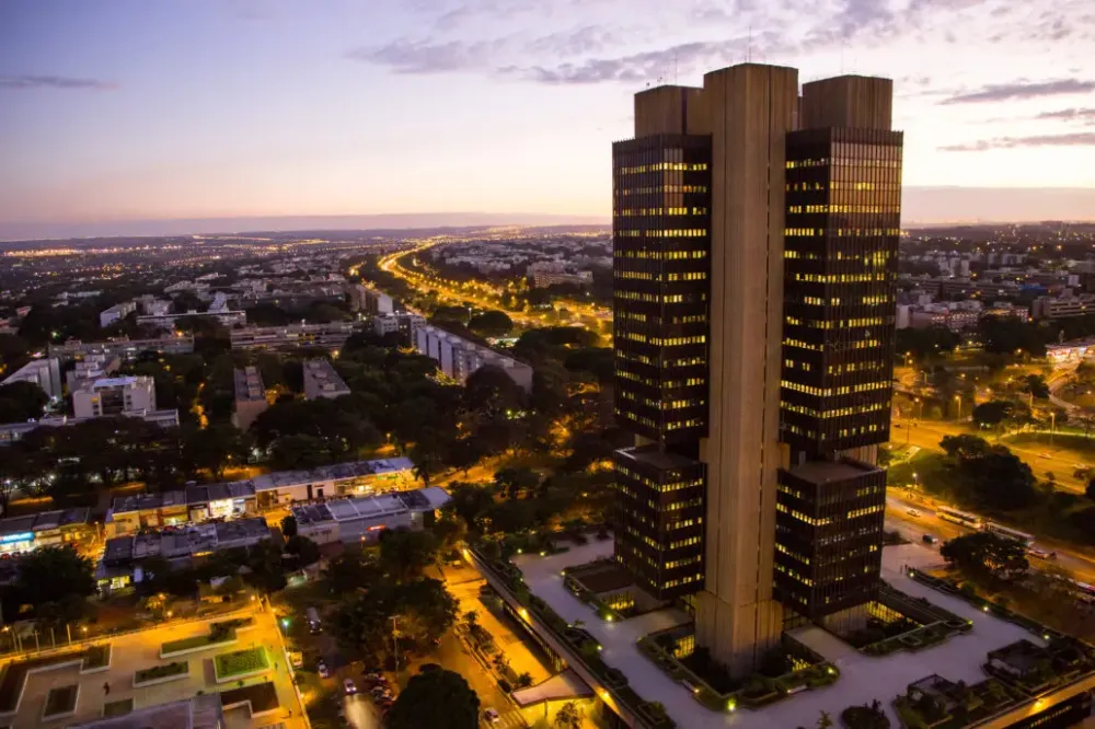 Copom reduz Selic para 13,75%, enquanto Federal Reserve eleva juros nos Estados Unidos