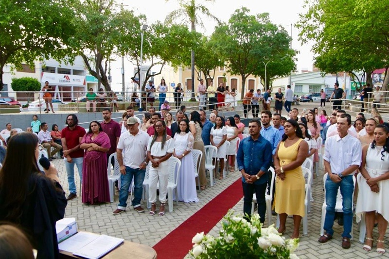 Prefeitura de Patos realiza casamento coletivo e 23 casais têm a sua união oficializada