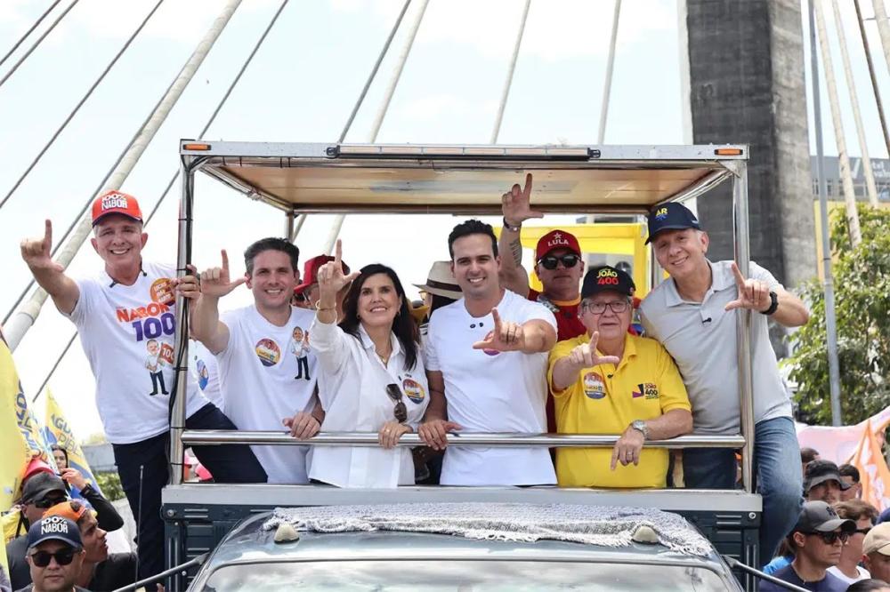 Lucas Ribeiro participa de carreata em Campina Grande durante agenda eleitoral