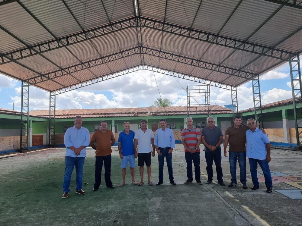Prefeito de Boa Vista visita obras da Escola Profª Francisca Leite Vitorino no município