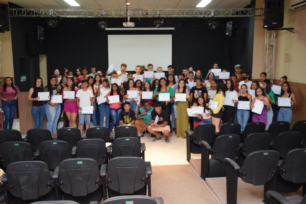 SESI e Rei de Ouro Alimentos entregam certificados de curso de informática