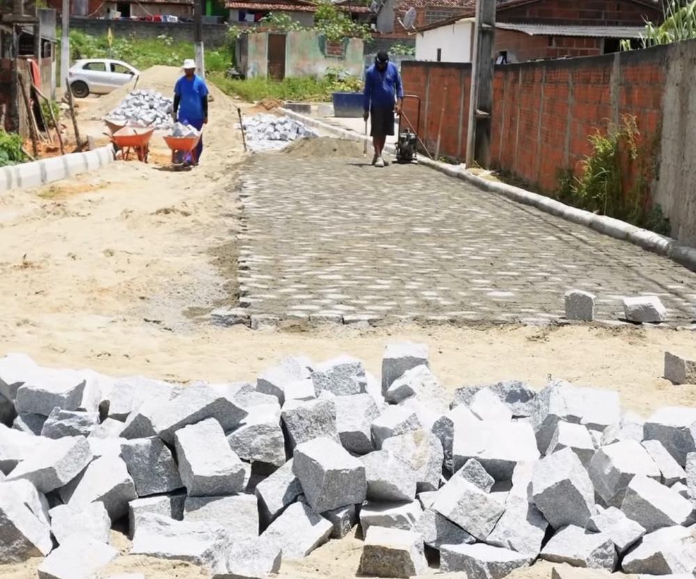 São José dos Ramos avança na pavimentação da Rua José Gonçalves de Amorim; prefeito Matheus Amorim acompanha reta final das obras