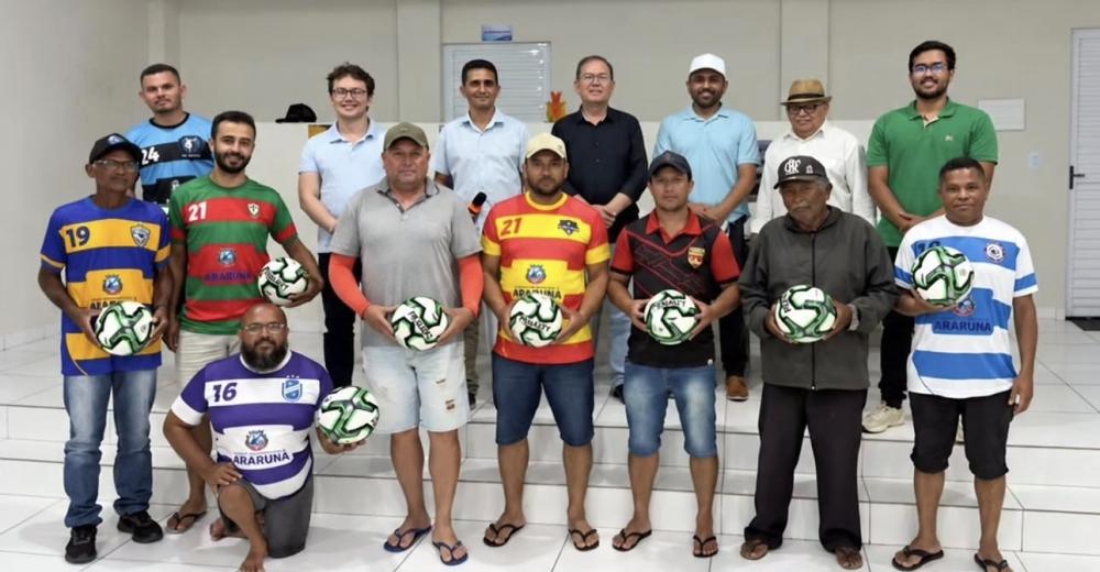 Prefeitura de Araruna entrega materiais esportivos às 12 equipes participantes da Copa Araruna de Futebol 2026