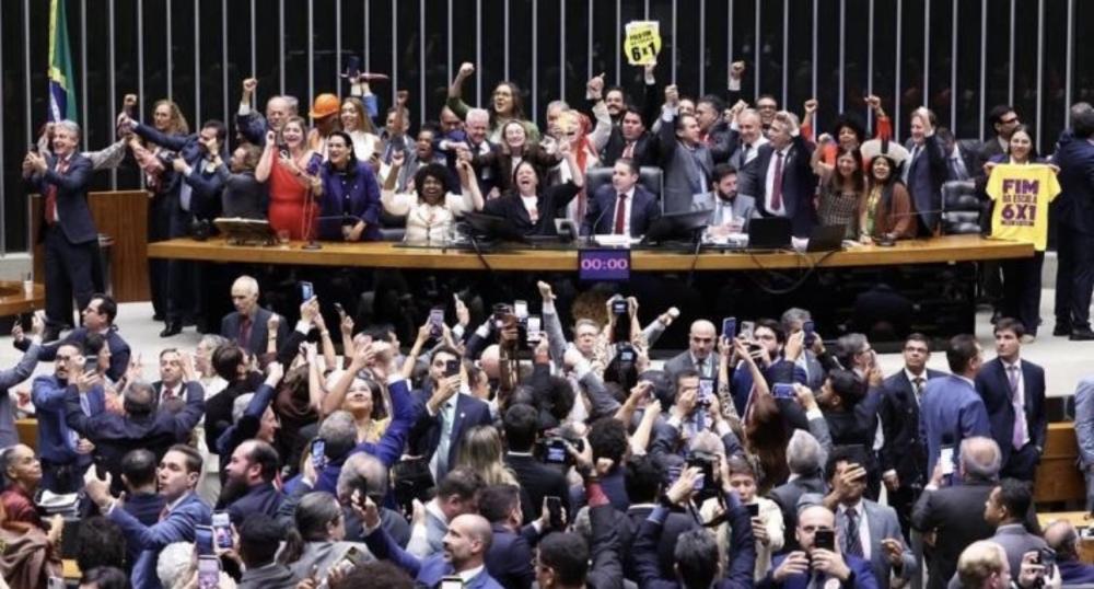 Fim da escala 6x1: Congresso promulga emenda que prevê redução da jornada de trabalho sem corte salarial