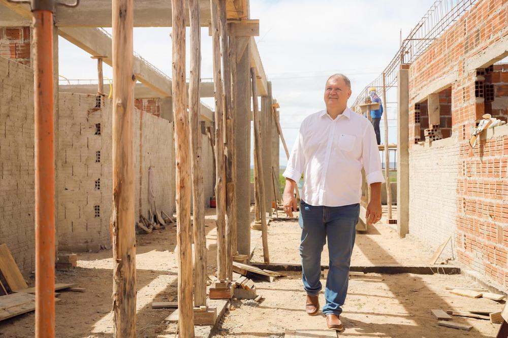 Prefeito de Boa Vista visita obras de escola que está sendo construída em Caluete