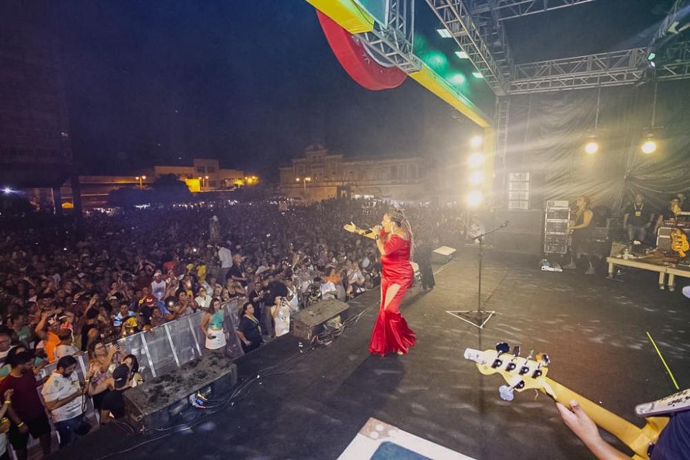 Foliões lotam Ponto de Cem Réis na abertura do Folia de Rua, que teve show de Margareth Menezes