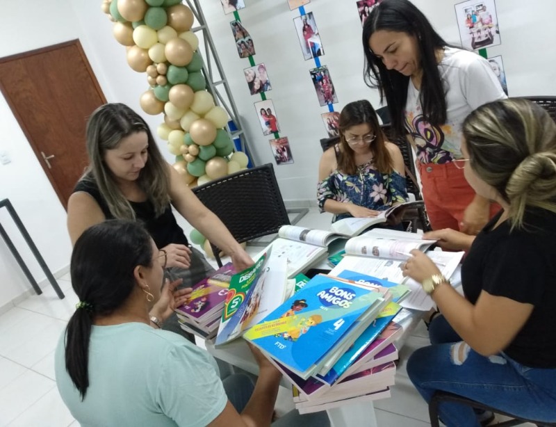 Profissionais da Educação de Quixaba se reúnem e escolhem os livros didáticos da rede municipal para os próximos quatro anos