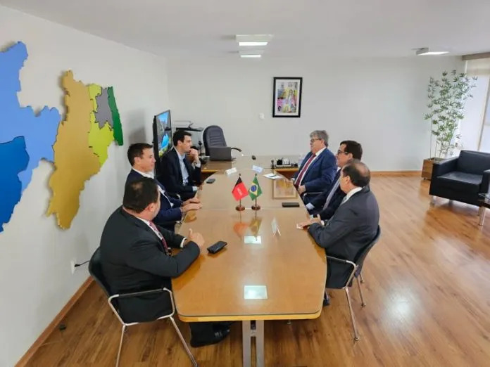 João Azevêdo se reúne com direção da Azul para viabilizar voo para Cajazeiras