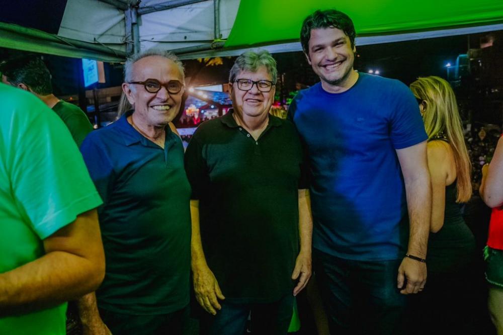 Cícero Lucena acompanha desfile das Muriçocas e destaca sucesso das prévias na Capital