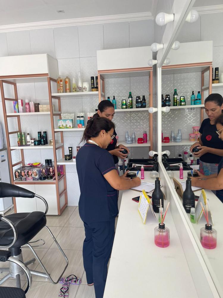 Vigilância Sanitária de Riacho dos Cavalos faz inspeção no comércio para o recolhimento das pomadas para trançar cabelo