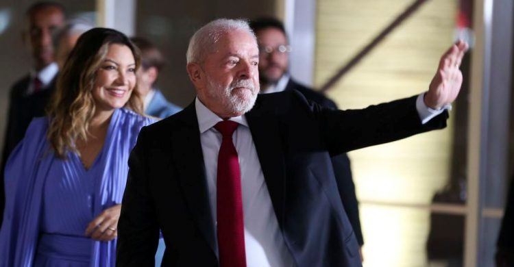 Lula promete criação de lei que iguala salários de homens e mulheres