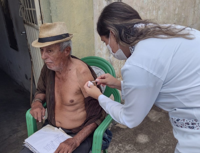 Quixaba inicia aplicação de vacinas bivalentes contra a COVID