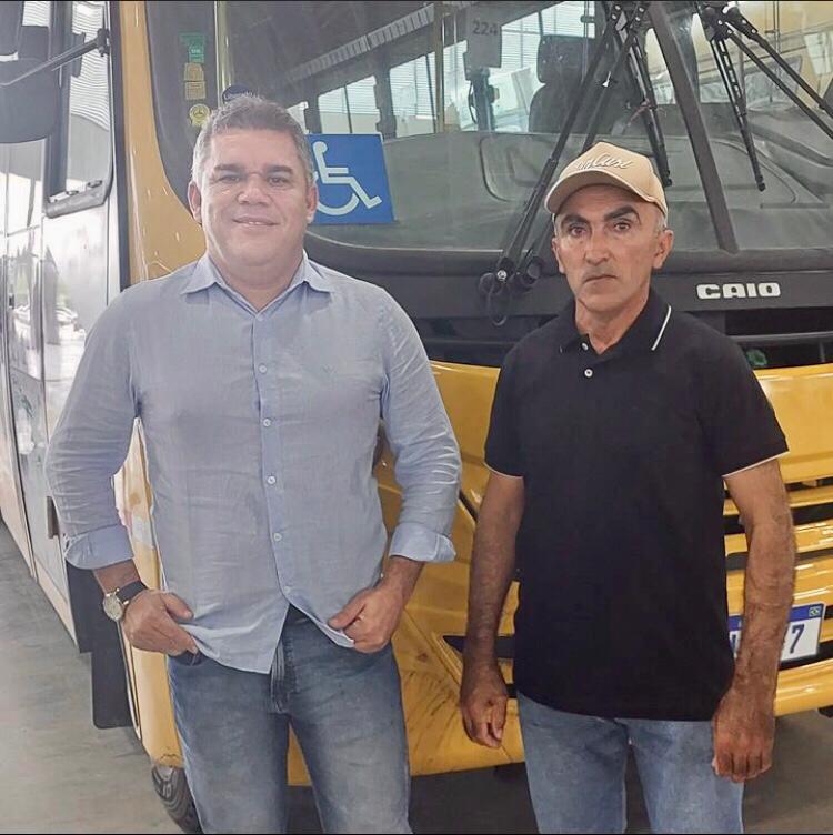 Prefeito de Diamante participa da entrega de ônibus escolar para o município do governo do Estado na Capital Paraibana