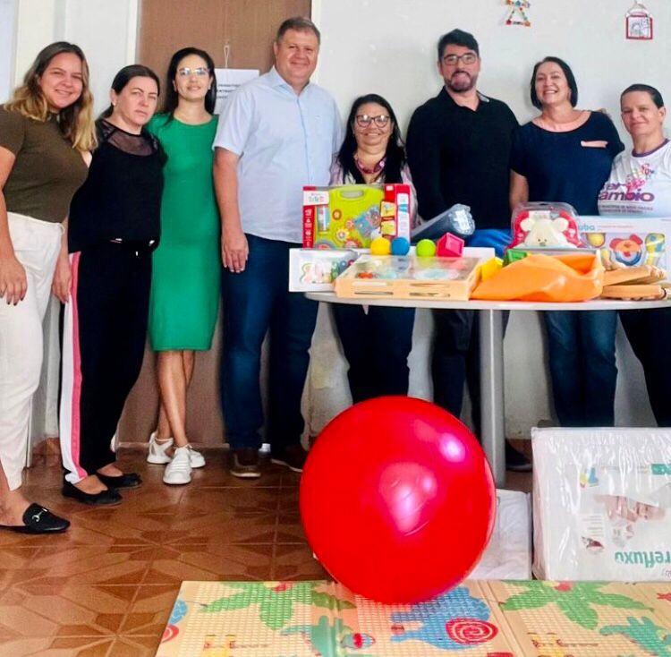 Prefeito de Boa Vista realiza entrega de brinquedos para o auxílio do desenvolvimento da criança autista no NAISM