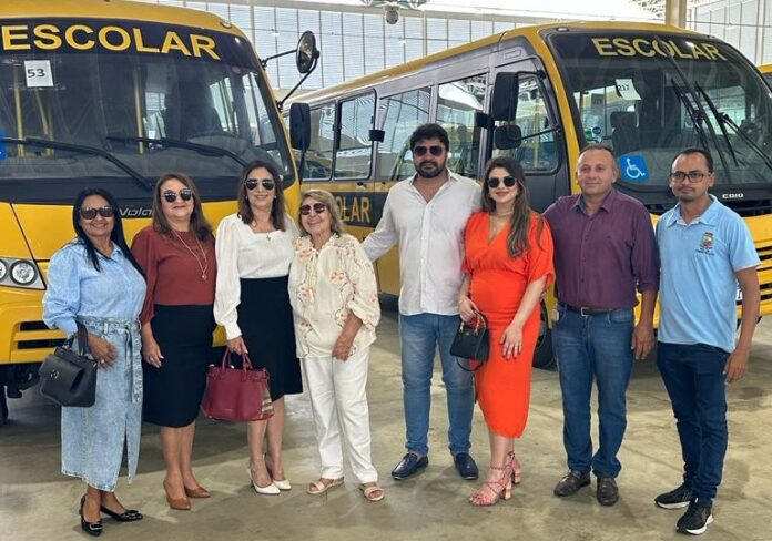 Município de São José do Bonfim é contemplado com um ônibus escolar entregue pelo Governo do Estado