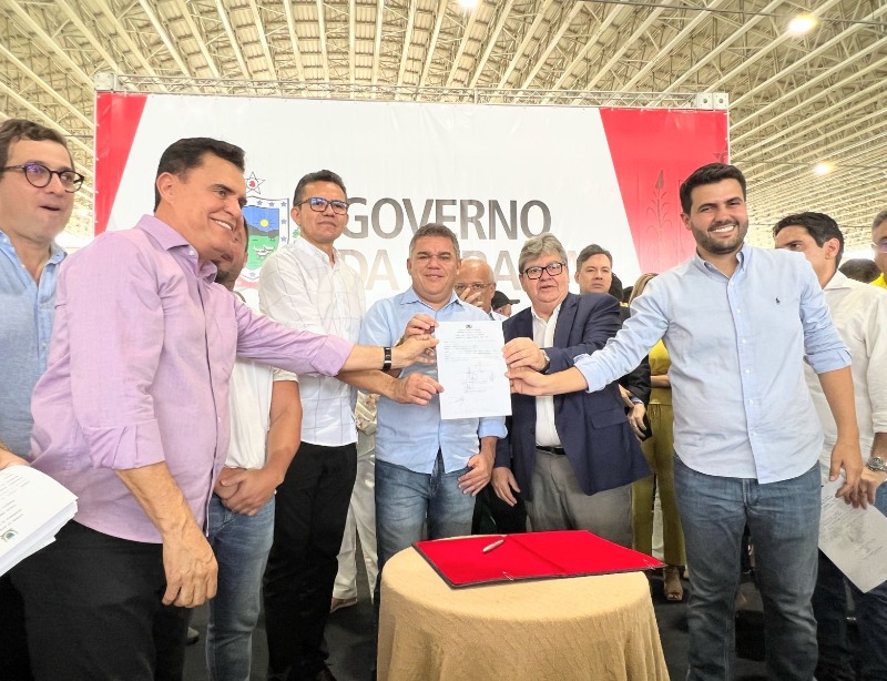 Diamante recebe novo ônibus escolar e prefeito destaca investimento na educação