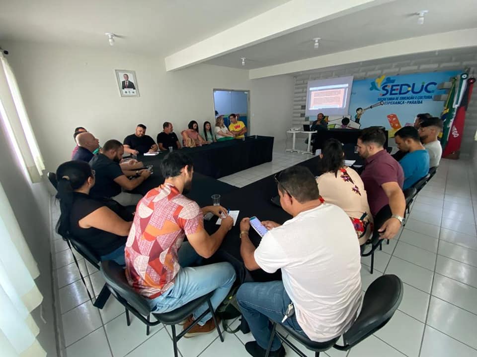 Secretária e diretor de Cultura de Soledade estiveram em uma reunião na cidade de Esperança-PB.