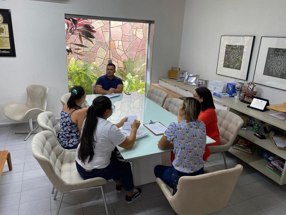 Prefeito de Barra de Santa Rosa recebe em seu gabinete mães de crianças com deficiência física.