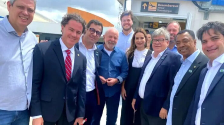 Lula é recebido por João Azevêdo e Bruno Cunha Lima em Campina Grande