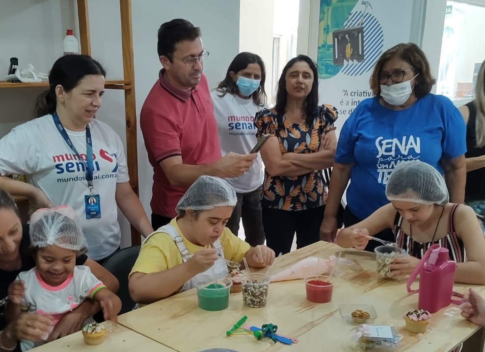 Educação Inclusiva: SENAI realiza oficina de recheio e cobertura de cupcakes com crianças e adolescentes com Síndrome de Down