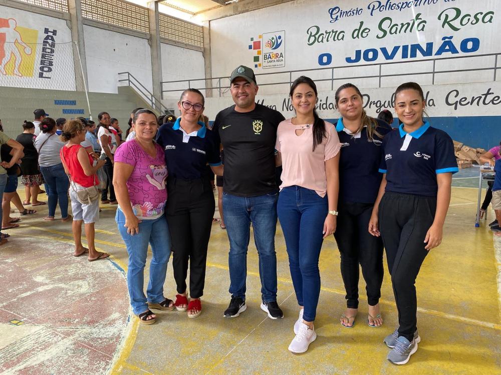 Em Barra de Santa Rosa distribuição de peixes levam alegria as famílias Carentes