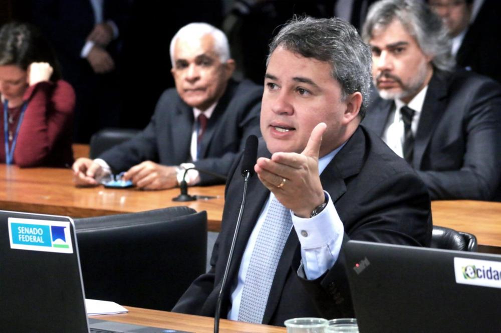 É importante proteger a sociedade contra o crime organizado, diz Efraim Filho