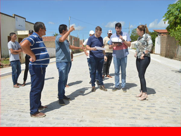 Prefeita de Bom Jesus, Denise Bayma, acompanha andamento de calçamento e ouve elogios de fiscal pela rapidez na obra