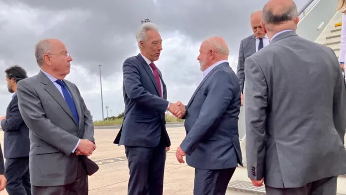 Lula é recebido por governantes em Portugal.