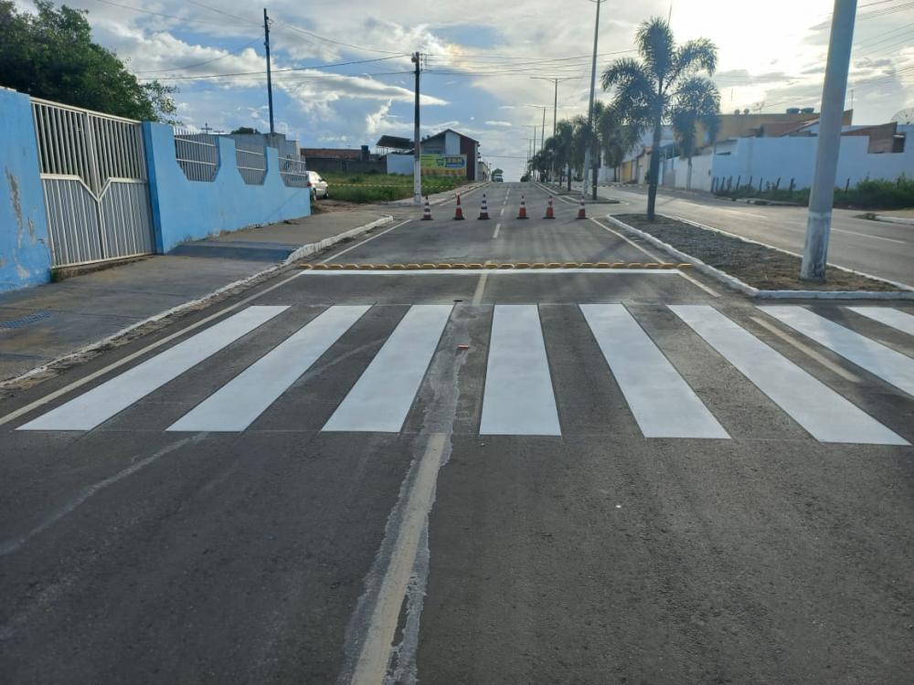 Prefeitura de Soledade realiza reforço na sinalização da Avenida José Farias de Assis garantindo mais segurança a pedestres e motoristas
