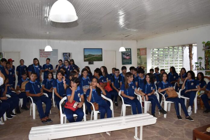 Alunos de São Jose do Bonfim visitam Fazenda Tamanduá no município de Santa Terezinha