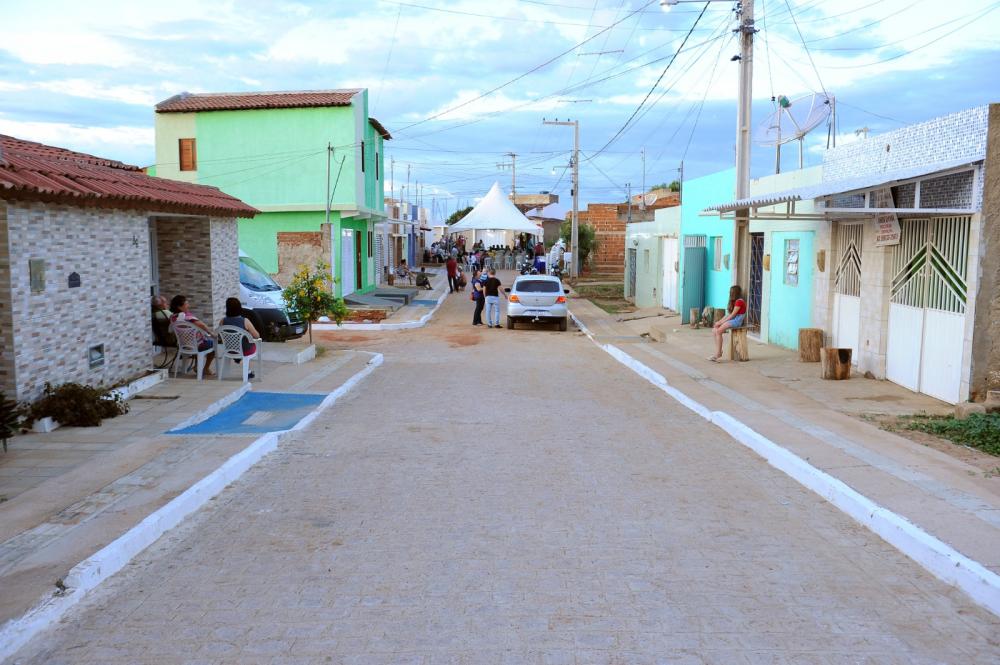 Prefeitura de Monteiro entrega mais uma rua pavimentada à população