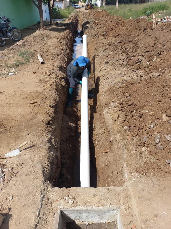 Secretaria de Infraestrutura de Soledade realizou troca de parte da tubulação de esgoto de rua do município. 