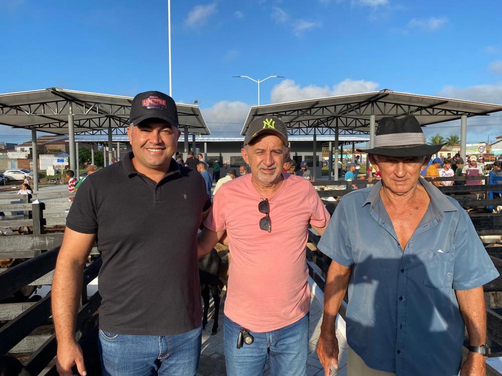 Prefeito de Barra de Santa Rosa prestigia a primeira Feira de Animais no Centro de Comercialização de Animais.