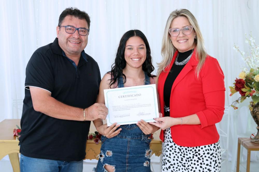 Prefeito Geraldo Moura Ramos e primeira-dama Janaína Moura Ramos participam da cerimônia de entrega de Certificados de Cursos realizados pelo CRAS