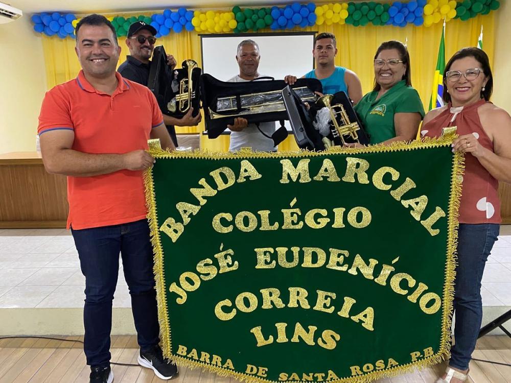 Prefeito de Barra de Santa Rosa faz entrega de novos instrumentos musicais para escolas municipais 